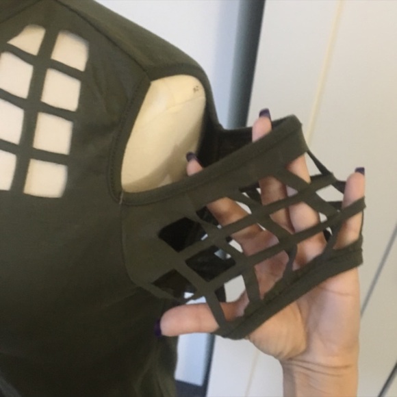 Sexy cage out cut top size small - Picture 6 of 7